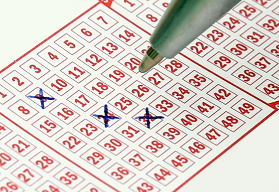 Imagen marcando números en un boleto de la lotería Primitiva